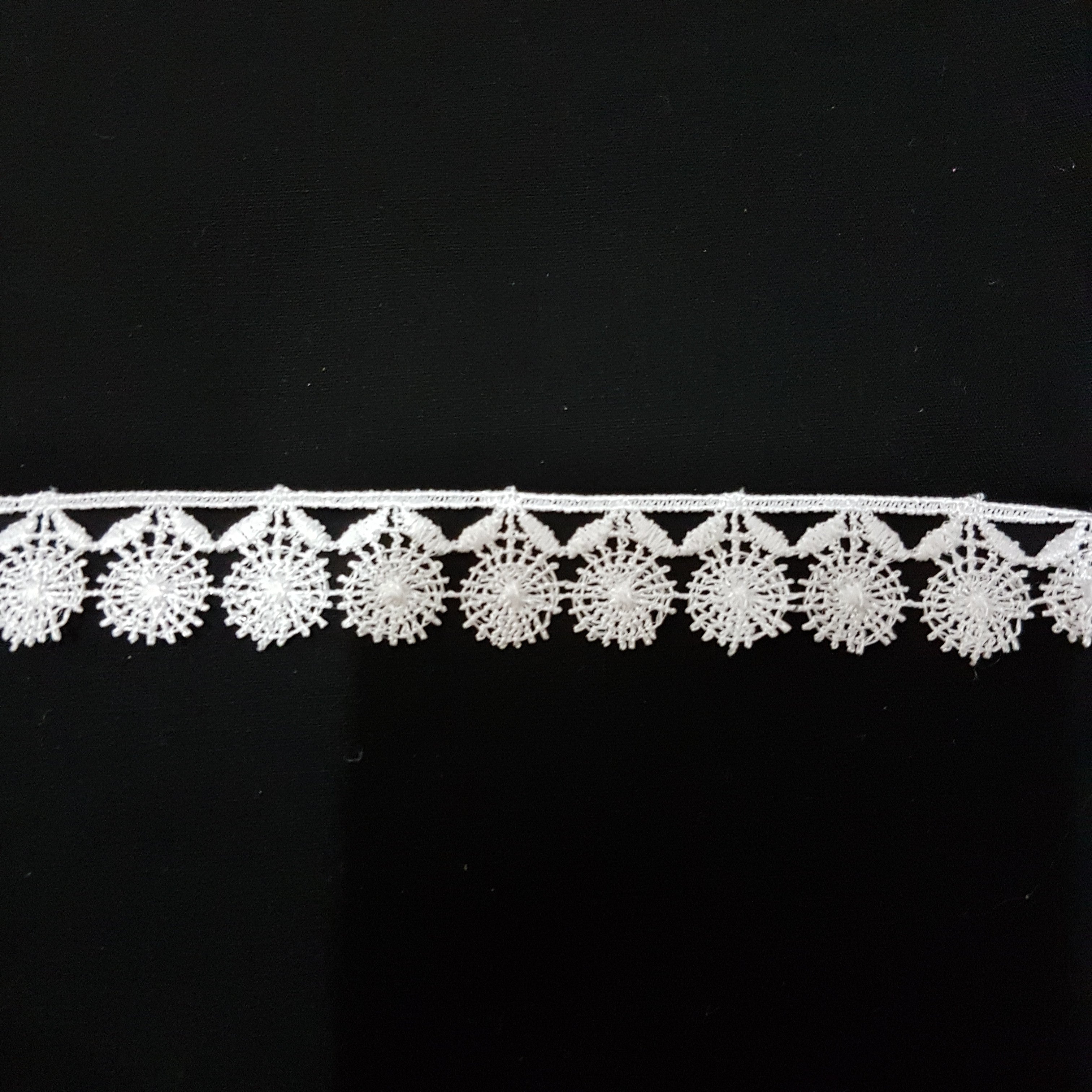 18mm Garden Flowers White Guipure Lace Trim - by the metre - Vera Fabrics