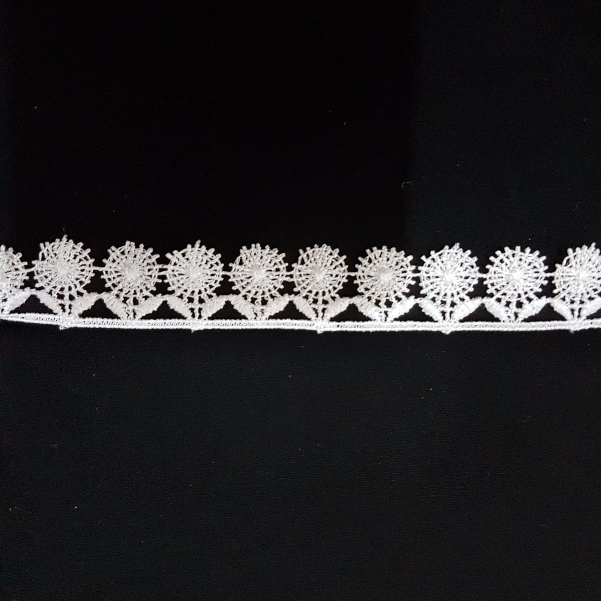 18mm Garden Flowers White Guipure Lace Trim - by the metre - Vera Fabrics