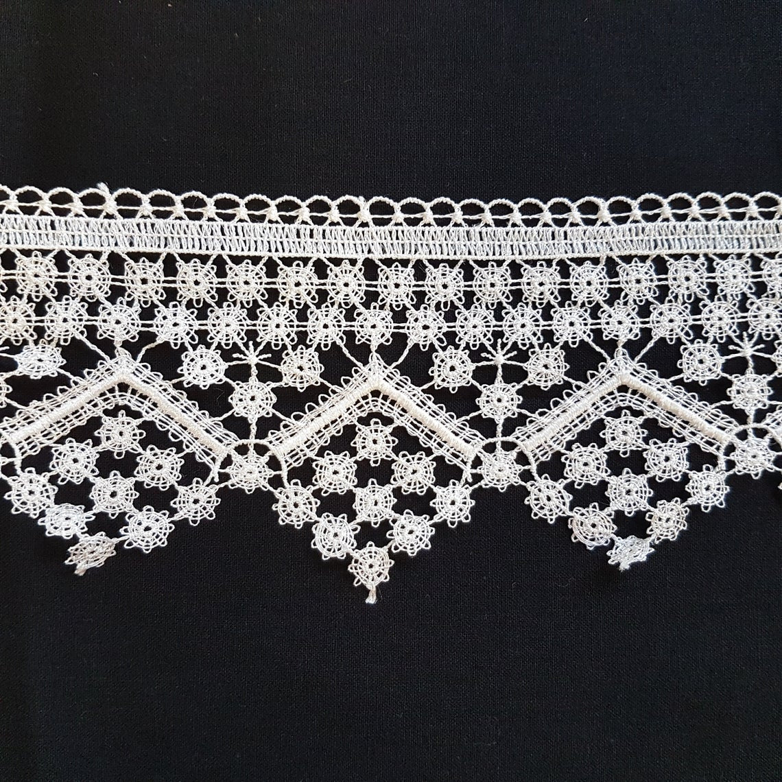 3.5"/80mm Cream Diamond Flowers Excellent Quality Delicate Intricate Guipure Lace Trim - by the metre