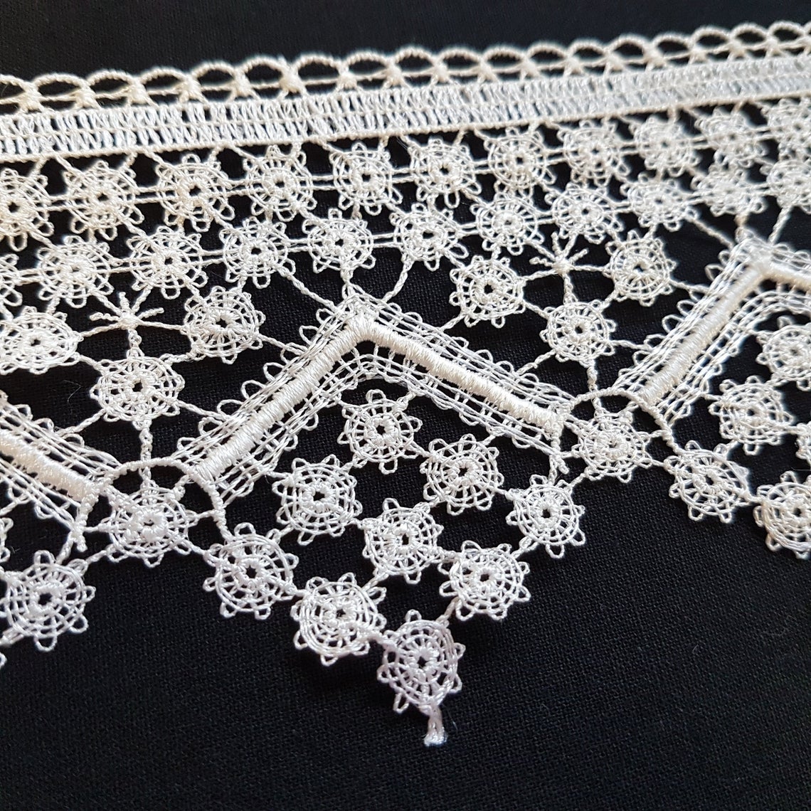 3.5"/80mm Cream Diamond Flowers Excellent Quality Delicate Intricate Guipure Lace Trim - by the metre